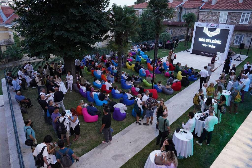 İstanbul Beyoğlu'nda Kent Öyküleri Dijital Fotoğraf Sergisi Açıldı