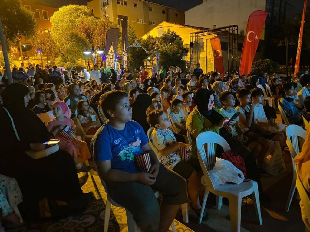 Beyoğlu Belediyesi Yazlık Sinemalar Etkinlikleriyle Komşuları Buluşturdu