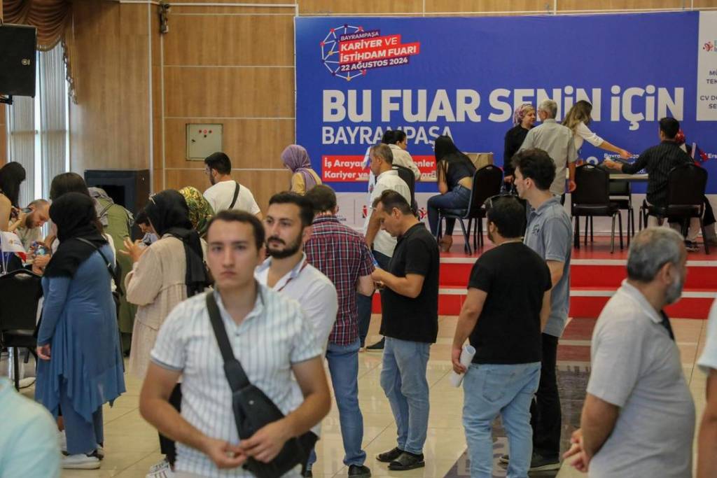 Bayrampaşa Kariyer ve İstihdam Fuarı'nda 31 Firma ile İş Fırsatları Sunuldu