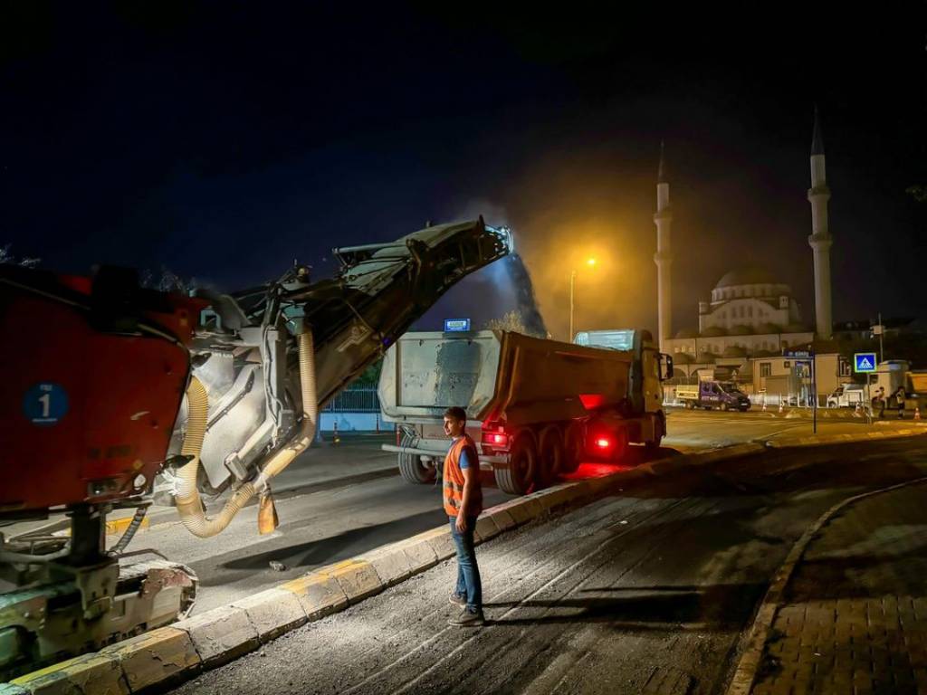 Beyoğlu Belediyesi Asfaltlama Çalışmalarına Devam Ediyor