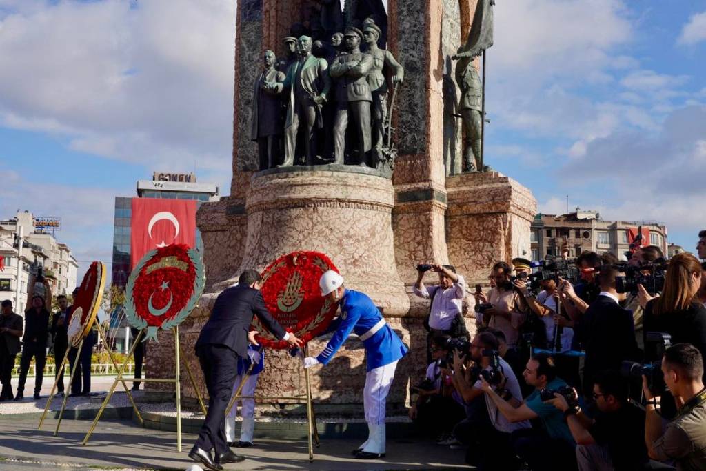 Ekrem İmamoğlu, 30 Ağustos Zafer Bayramı'nda Taksim'de Çelenk Sunduklarını Duyurdu