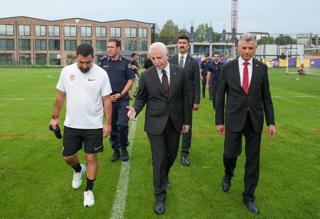 İstanbul Valisi Davut Gül, Eyüpspor Kulübü'nü Ziyaret Etti