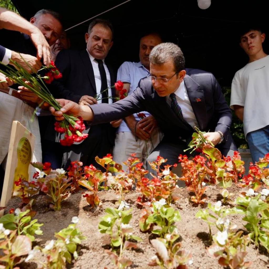 İmamoğlu, Şehit Üsteğmen Ömer Fatih Ayar'ın Mezarını Ziyaret Etti