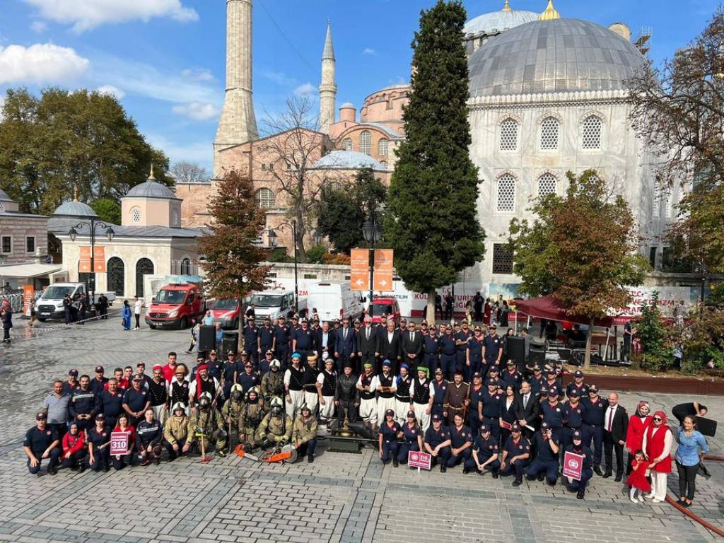 Ekrem İmamoğlu: İstanbul İtfaiyesi ile Gurur Duyuyoruz