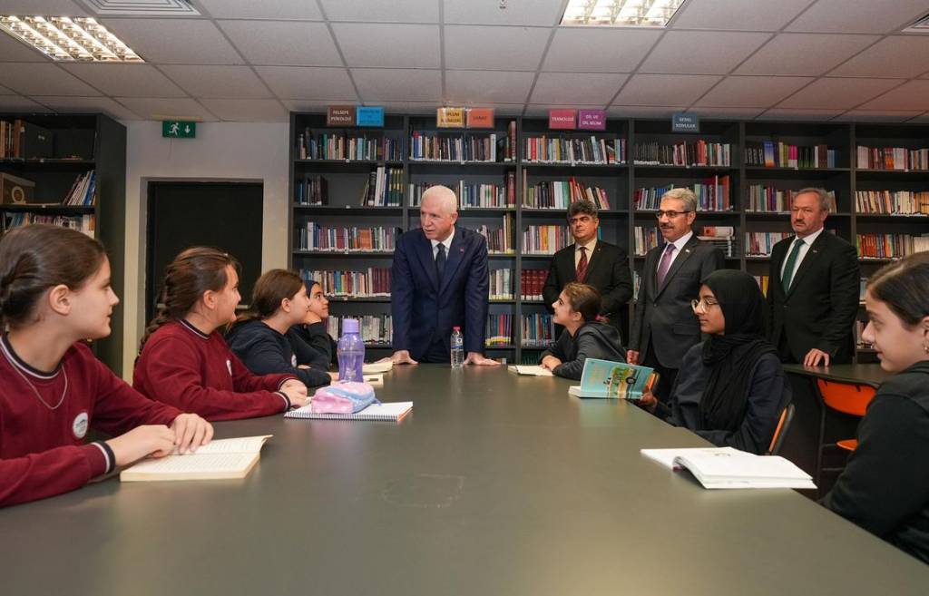 İstanbul Valisi Davut Gül, Tenzile Erdoğan Kız Anadolu İmam Hatip Lisesi'ni Ziyaret Etti