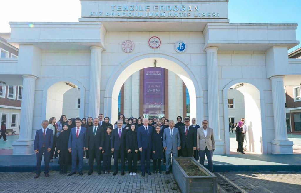 İstanbul Valisi Davut Gül, Tenzile Erdoğan Kız Anadolu İmam Hatip Lisesi'ni Ziyaret Etti