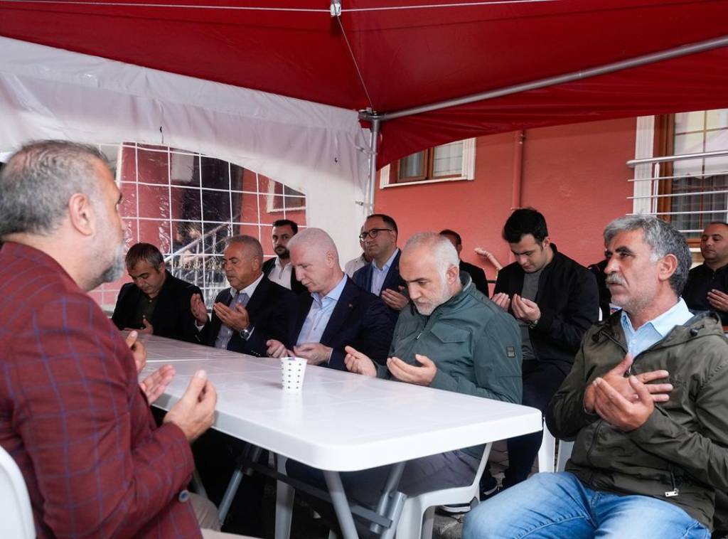 İstanbul Valisi Davut Gül, Şehit Polis Memuru Şeyda Yılmaz'ın Ailesini Ziyaret Etti